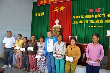 Đoàn đua trao quà cho phụ nữ dân tộc chăm có hoàn cảnh khó khăn tại Ninh Thuận
