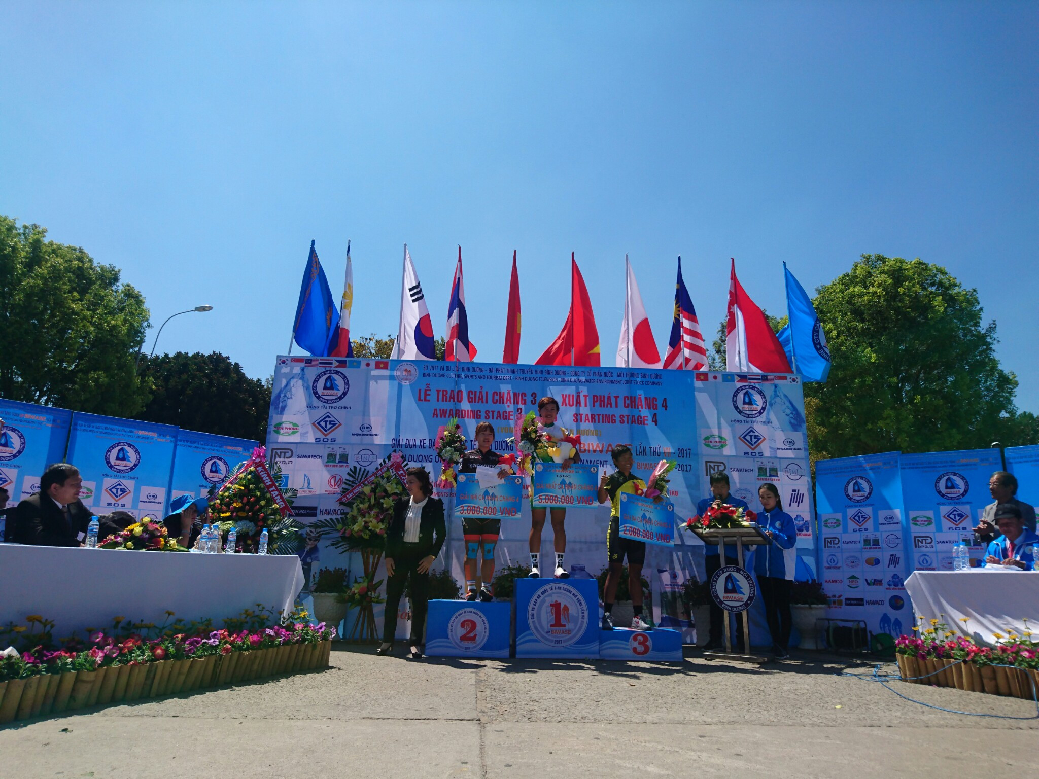Giải xe đạp nữ quốc tế Bình Dương mở rộng lần thứ VII - Năm 2017: Chặng 4: Chạy 10 vòng quanh bờ Hồ Xuân Hương (TP.Đà Lạt) dài 50 km .