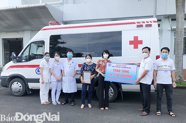 Công ty CP nước - môi trường Bình Dương tặng xe cứu thương cho huyện Vĩnh Cửu