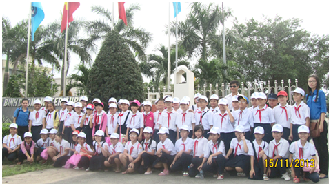 Học sinh trường tiểu học Trần Quốc Toản tham quan học tập tại NMN Dĩ An