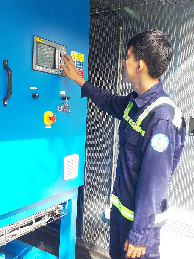 Công nhân đang vận hành tại nhà thu khí biogas từ rác phát điện
