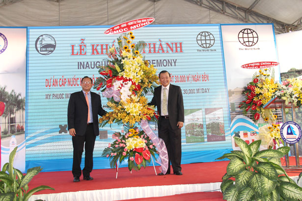 Ông Nguyễn Văn Thiền - Tổng Giám đốc Công ty Cấp thoát nước - Môi trường Bình Dương nhận hoa chúc mừng