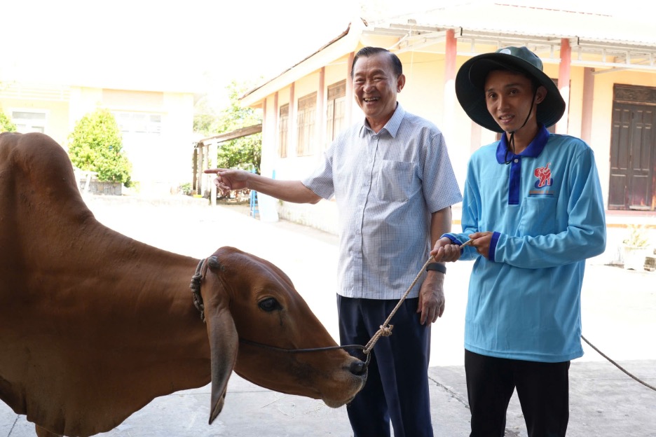 BIWASE chung tay hỗ trợ bò giống giúp người dân Vĩnh Long khôi phục sinh kế