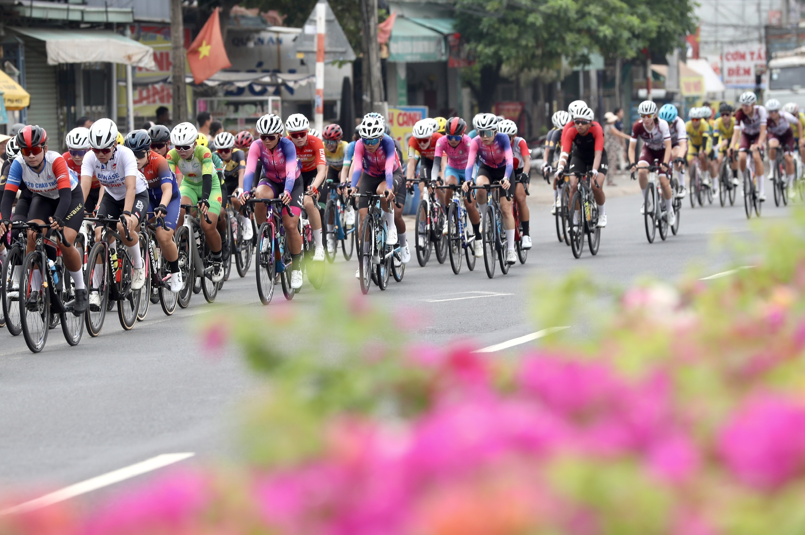 Hình ảnh thi đấu và trao giải của Chặng 2 "Biwase Tour of Vietnam 2026"