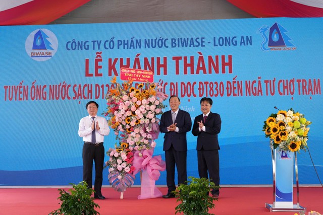 Inauguration of the D1200 Clean Water Pipeline: Ben Luc - Cho Tram Intersection
