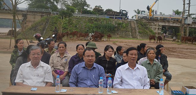 Biwase trao bò, tôn lợp cho đồng bào vùng lũ huyện Tuyên Hoá, tỉnh Quảng Bình