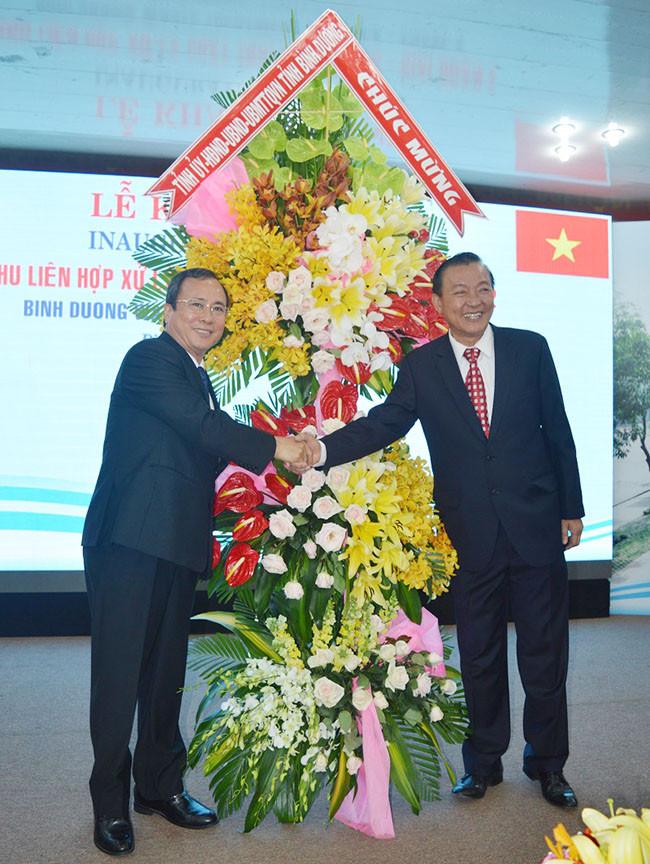 Bí thư Tỉnh Ủy BD, ông Trần Văn Nam (bên trái) chúc mừng lễ khánh thành