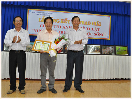 Mr. Nguyen Van Thien ( BIWASE’s General Director- right) and Mr. Vo Dong Dien (Chairman of the Binh Duong Liturature and Art Branch) awarded the first prize. 